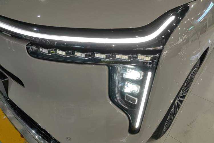 Used IM Zhiji LS8 2026 Model 66 Ultra Tech Flagship Five-Seat Left Front Headlight