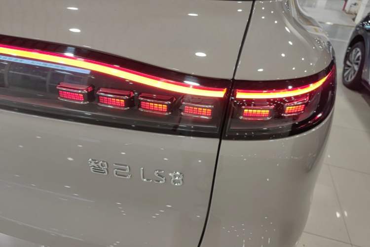 Used IM Zhiji LS8 2026 Model 66 Ultra Tech Flagship Five-Seat Right Rear Taillight
