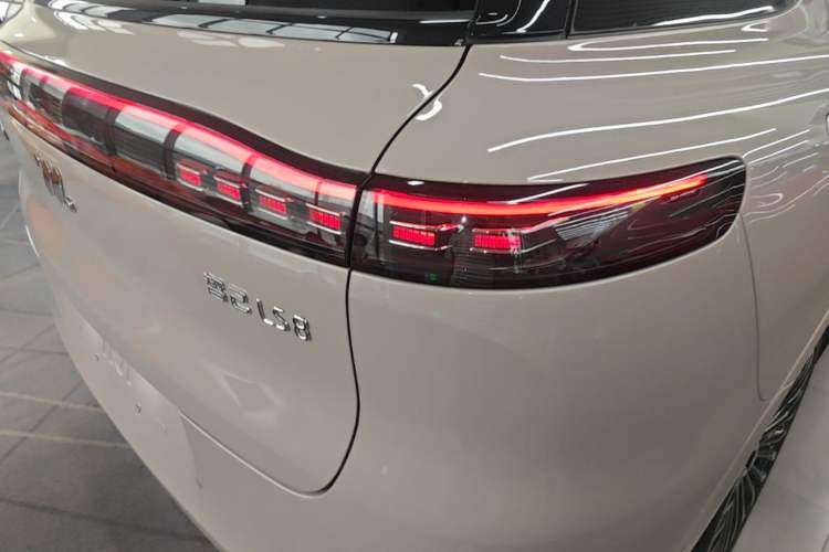 Used IM Zhiji LS8 2026 Model 52 Max+ Luxury Six-Seat Right Rear Taillight