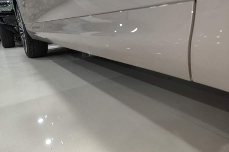 Used IM Zhiji LS8 2026 Model 66 Ultra Tech Flagship Five-Seat Right Side Sill