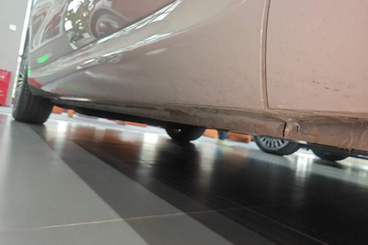 Used IM Zhiji LS8 2026 Model 52 Max+ Luxury Six-Seat Right Side Sill