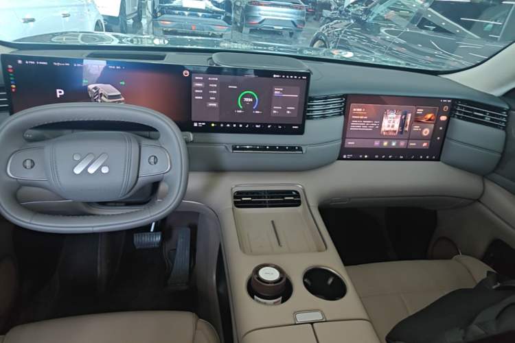 Used IM Zhiji LS8 2026 Model 66 Ultra Luxury Six-Seat Audio And AC Panel