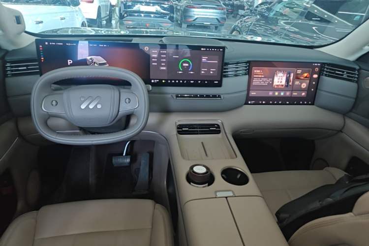 Used IM Zhiji LS8 2026 Model 66 Ultra Luxury Six-Seat Center Console