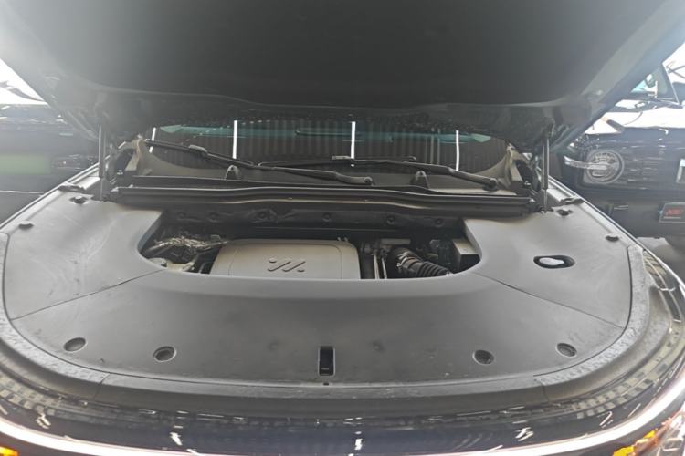 Used IM Zhiji LS8 2026 Model 66 Ultra Luxury Six-Seat Engine Bay