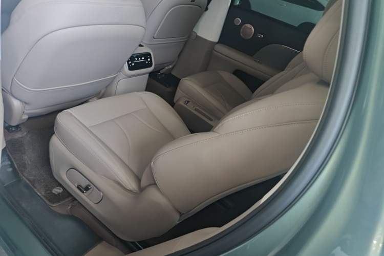 Used IM Zhiji LS8 2026 Model 66 Ultra Luxury Six-Seat Left Rear Seat