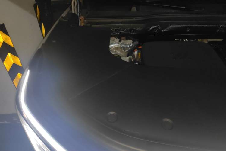 Used IM Zhiji LS8 2026 Model 52 Max+ Luxury Six-Seat Engine Bay Right
