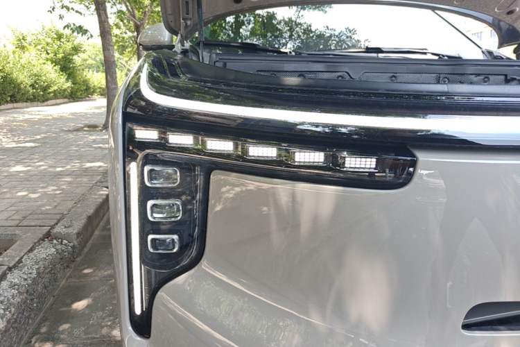 Used IM Zhiji LS8 2026 Model 66 Ultra Tech Flagship Five-Seat Right Front Headlight