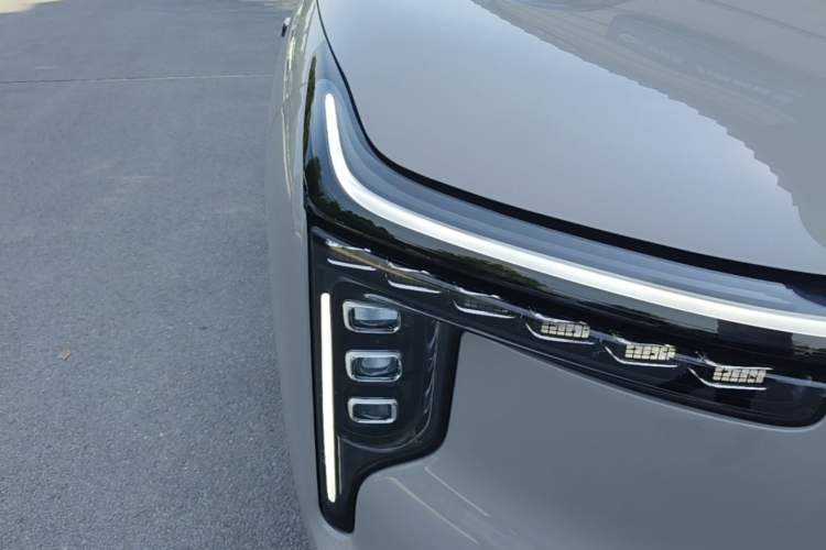 Used IM Zhiji LS8 2026 Model 66 Ultra Tech Flagship Five-Seat Right Front Headlight