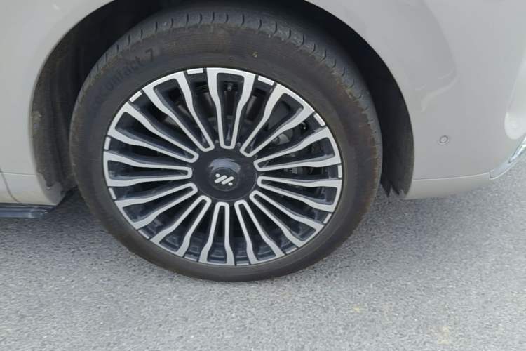 Used IM Zhiji LS8 2026 Model 66 Ultra Tech Flagship Five-Seat Right Front Wheel Hub