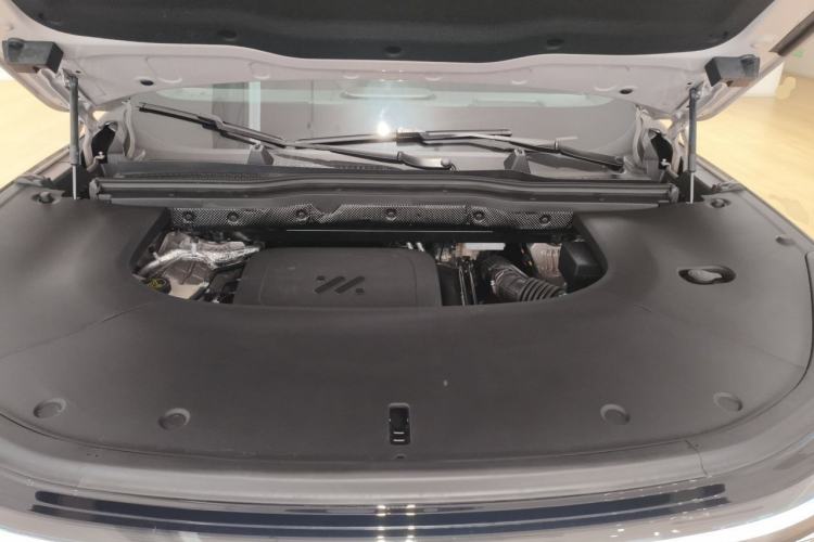 Used IM Zhiji LS8 2026 Model 66 Ultra Tech Flagship Five-Seat Engine Bay