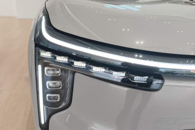 Used IM Zhiji LS8 2026 Model 66 Ultra Tech Flagship Five-Seat Right Front Headlight