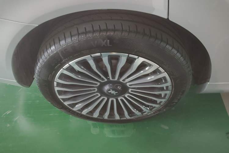 Used IM Zhiji LS8 2026 Model 52 Max+ Luxury Six-Seat Right Rear Wheel Hub