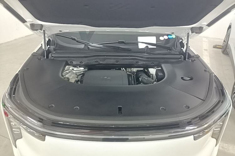 Used IM Zhiji LS8 2026 Model 66 Ultra Tech Flagship Five-Seat Engine Bay
