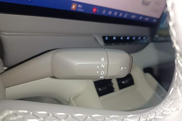 Used IM Zhiji LS8 2026 Model 66 Ultra Tech Flagship Five-Seat Gear Lever
