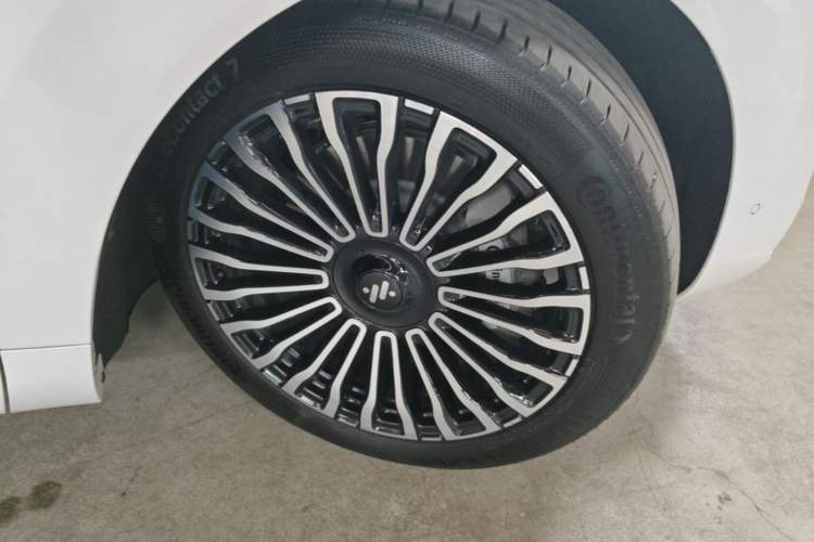 Used IM Zhiji LS8 2026 Model 66 Ultra Tech Flagship Five-Seat Right Front Wheel Hub