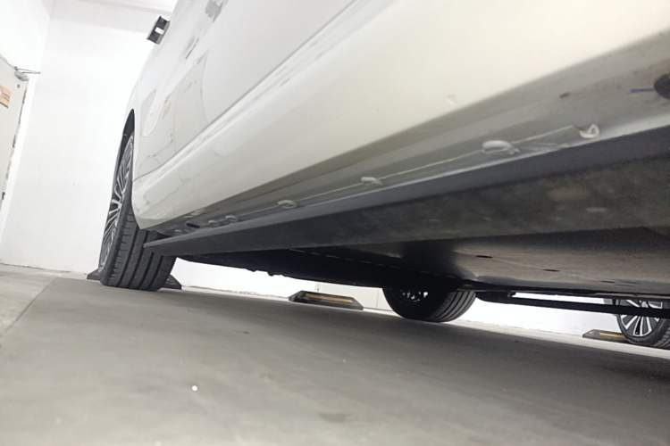 Used IM Zhiji LS8 2026 Model 66 Ultra Tech Flagship Five-Seat Right Side Sill