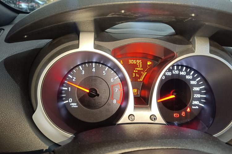 Used Infiniti ESQ 2014 1.6L Spontaneous Edition Odometer Close Up