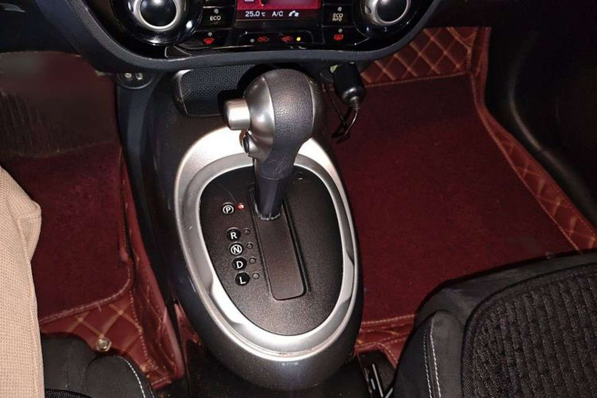 Used Infiniti ESQ 2014 1.6L Spontaneous Edition Gear Lever