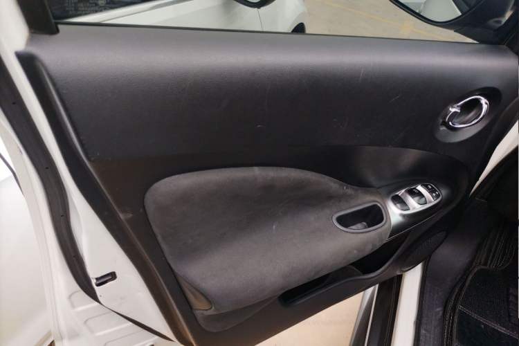 Used Infiniti ESQ 2014 1.6L Spontaneous Edition Interior 8