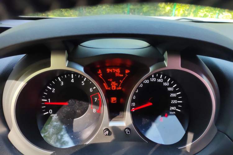 Used Infiniti ESQ 2014 1.6L Spontaneous Edition Odometer Close Up