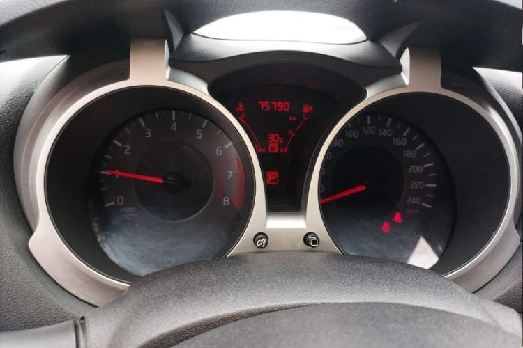 Used Infiniti ESQ 2014 1.6L Spontaneous Edition Odometer Close Up