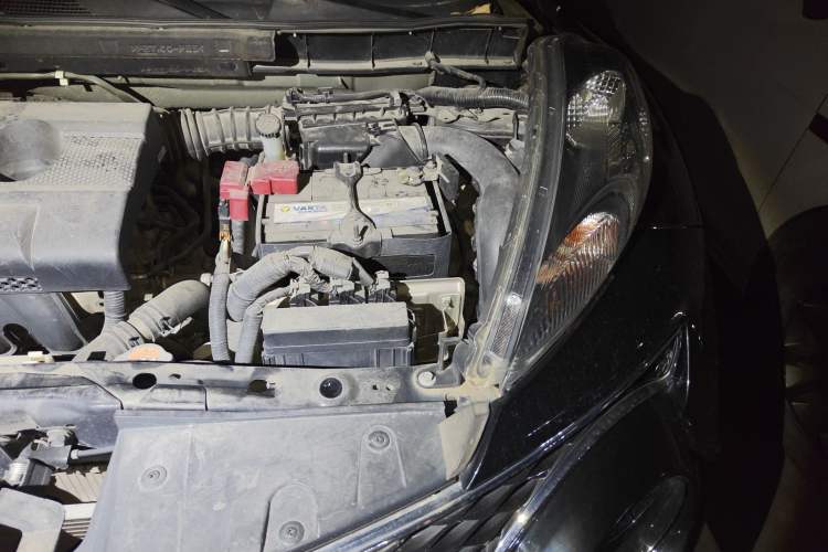 Used Infiniti ESQ 2014 1.6L Spontaneous Edition Engine Bay Left