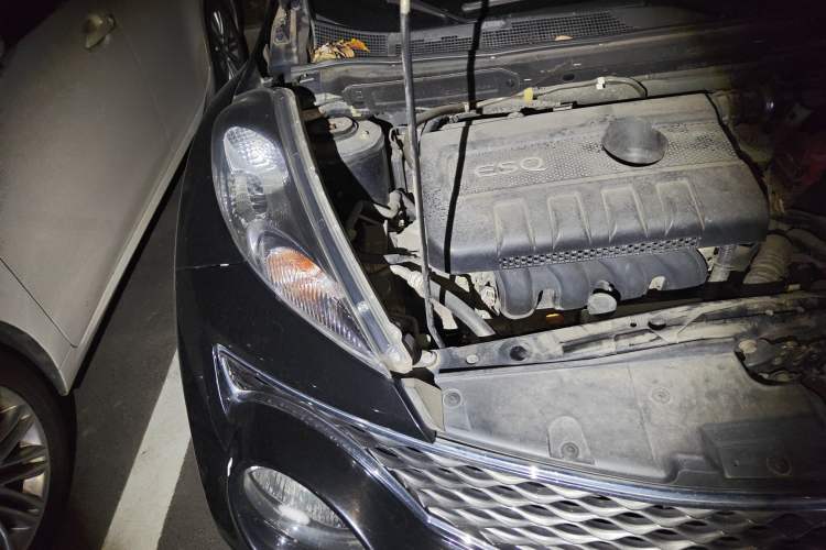 Used Infiniti ESQ 2014 1.6L Spontaneous Edition Engine Bay Right