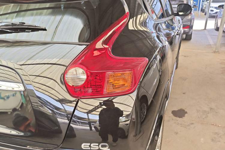 Used Infiniti ESQ 2014 1.6L Luxury Edition Exterior 3
