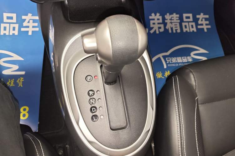 Used Infiniti ESQ 2014 1.6L Luxury Edition Gear Lever