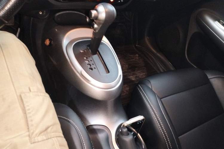 Used Infiniti ESQ 2014 1.6L Spontaneous Edition Gear Lever