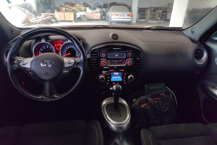 Used Infiniti ESQ 2014 1.6L Spontaneous Edition Center Console