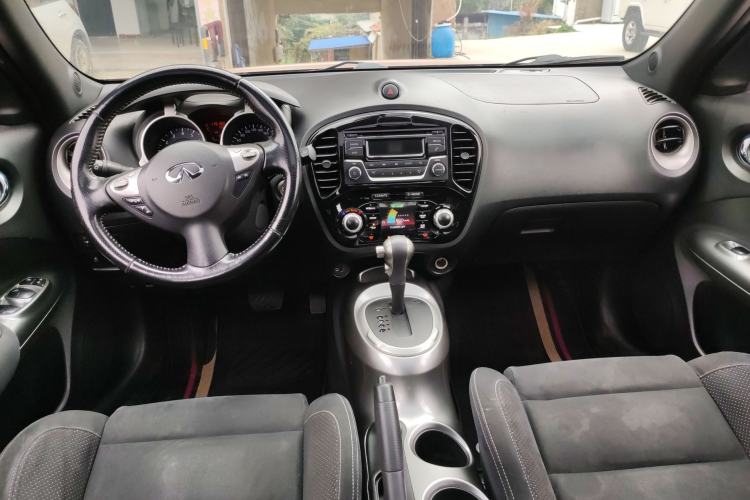 Used Infiniti ESQ 2014 1.6L Spontaneous Edition Center Console