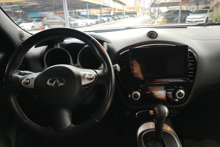 Used Infiniti ESQ 2014 1.6L Spontaneous Edition Center Console