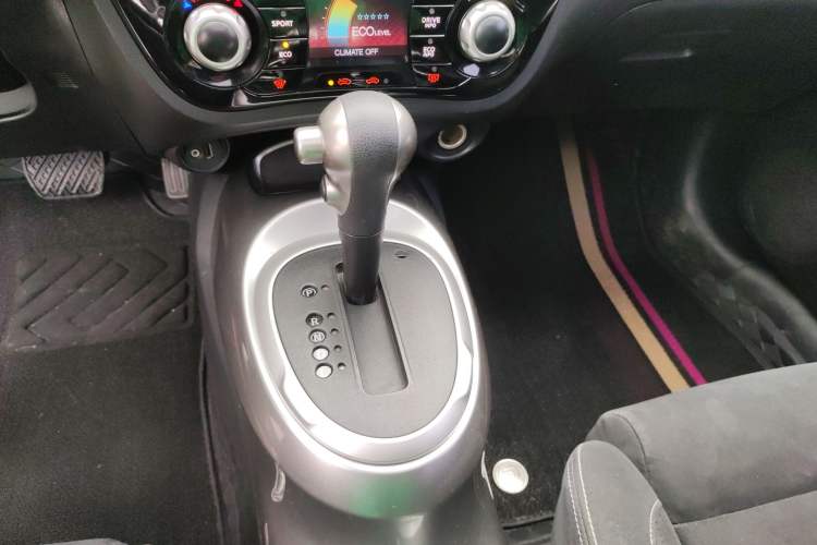Used Infiniti ESQ 2014 1.6L Spontaneous Edition Gear Lever