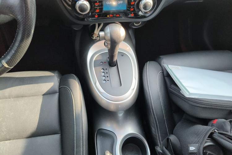 Used Infiniti ESQ 2014 1.6L Luxury Edition Gear Lever