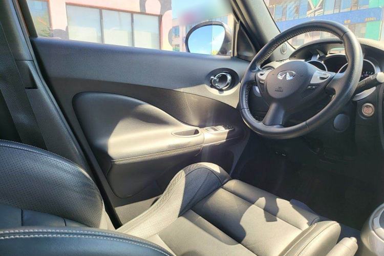 Used Infiniti ESQ 2014 1.6L Spontaneous Edition Interior 2