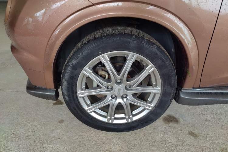 Used Infiniti ESQ 2014 1.6L Spontaneous Edition Left Front Wheel Hub