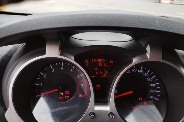 Used Infiniti ESQ 2014 1.6L Spontaneous Edition Odometer Close Up