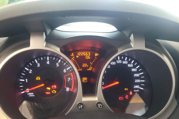 Used Infiniti ESQ 2014 1.6L Spontaneous Edition Odometer Close Up