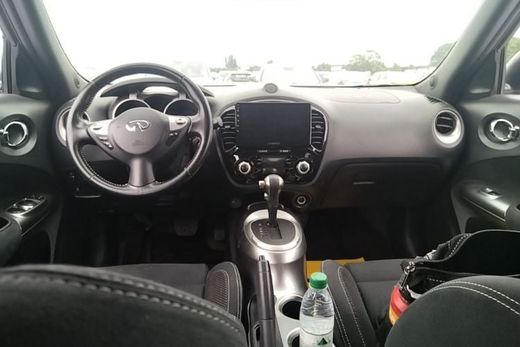 Used Infiniti ESQ 2014 1.6L Spontaneous Edition Center Console