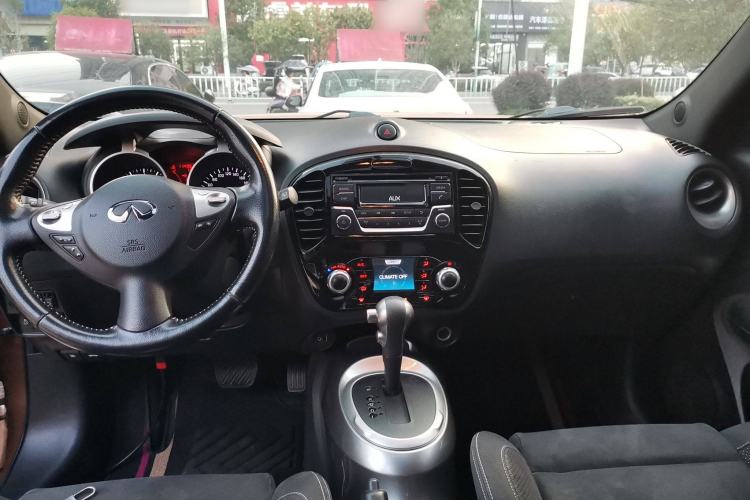 Used Infiniti ESQ 2014 1.6L Spontaneous Edition Center Console