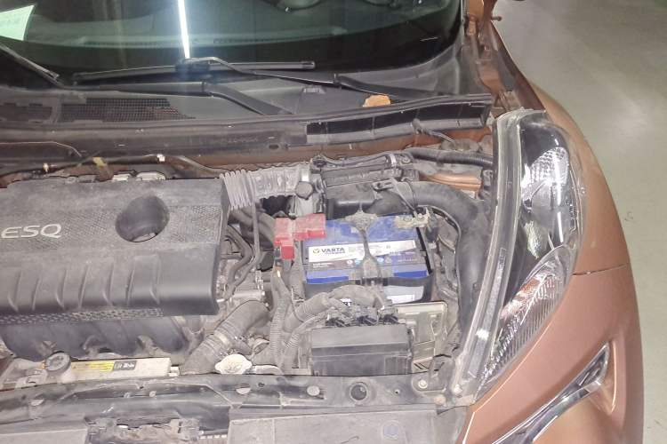 Used Infiniti ESQ 2014 1.6L Luxury Edition Engine Bay Left