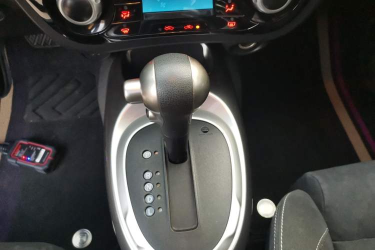 Used Infiniti ESQ 2014 1.6L Spontaneous Edition Gear Lever
