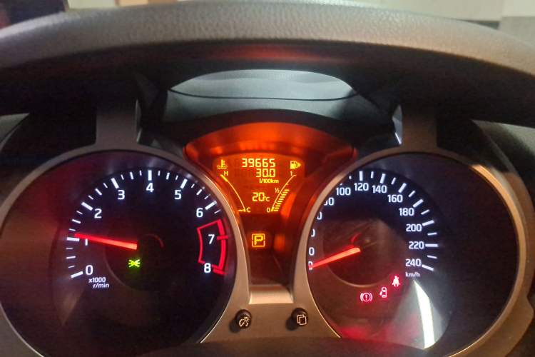 Used Infiniti ESQ 2014 1.6L Luxury Edition Odometer Close Up