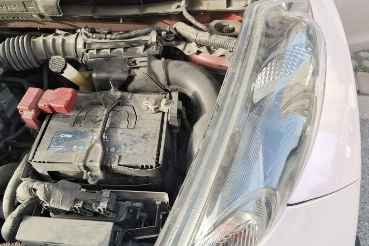 Used Infiniti ESQ 2014 1.6L Spontaneous Edition Engine Bay Left