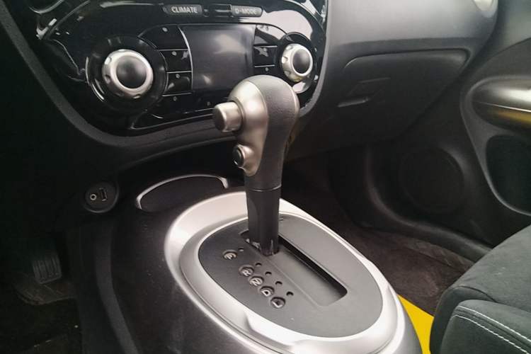 Used Infiniti ESQ 2014 1.6L Spontaneous Edition Gear Lever