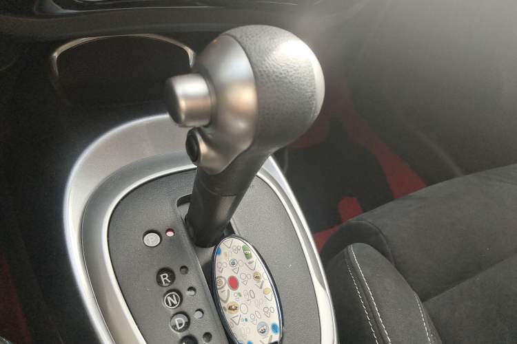 Used Infiniti ESQ 2014 1.6L Spontaneous Edition Gear Lever