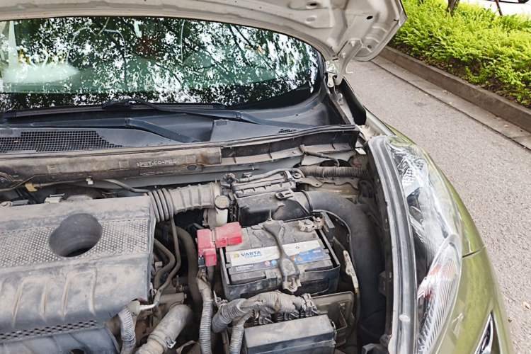 Used Infiniti ESQ 2014 1.6L Spontaneous Edition Engine Bay Left