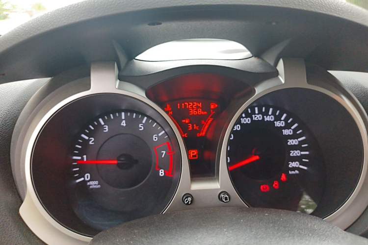Used Infiniti ESQ 2014 1.6L Spontaneous Edition Odometer Close Up