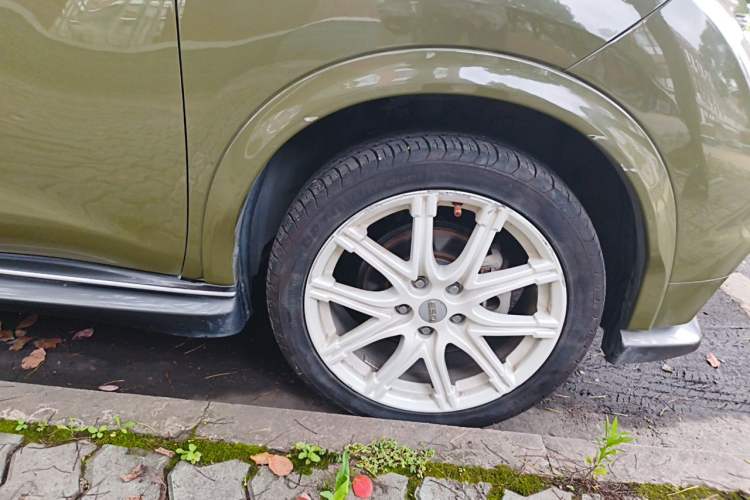 Used Infiniti ESQ 2014 1.6L Spontaneous Edition Right Front Wheel Hub
